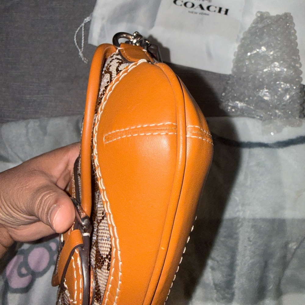 SOLD, DO NOT BUY *****COACH SOHO BAG 25
In Crystal Signature Jacquard - Picture 6 of 10